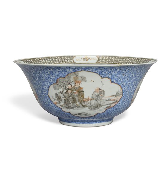 A BLUE AND WHITE, GRISAILLE AND GILT-DECORATED DEEP BOWL