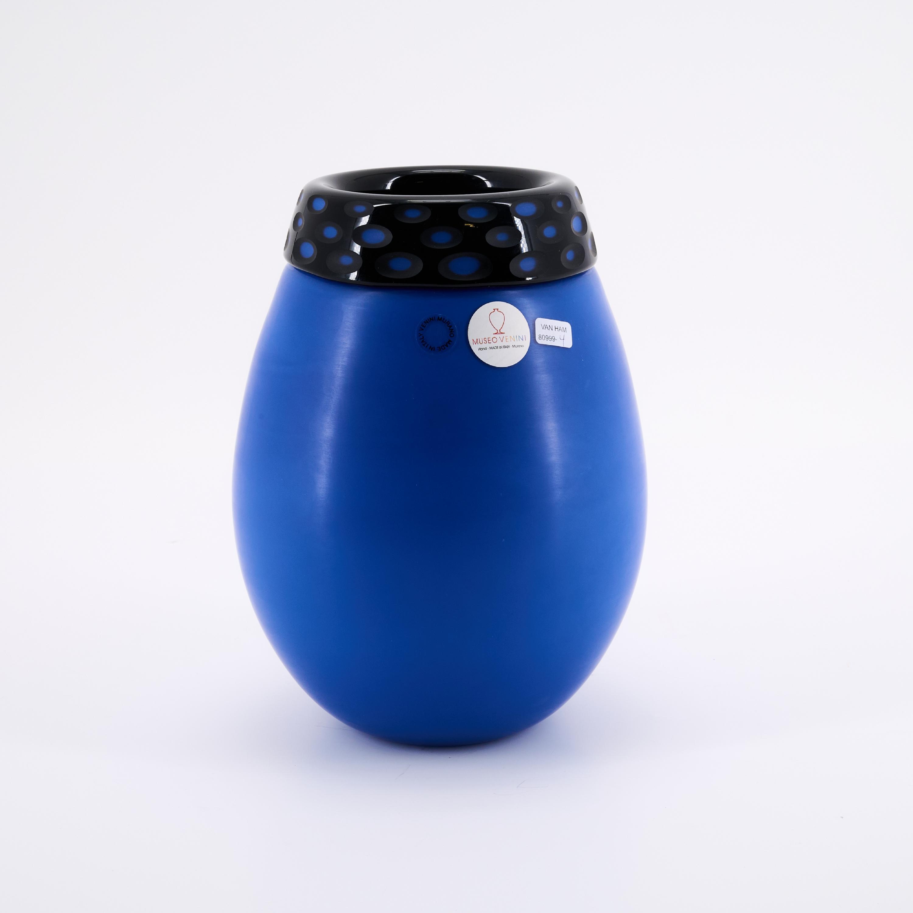 Artwork by Philip Baldwin & Monica Guggisberg, VASE 'NIDO, Made of Acromatic Glass