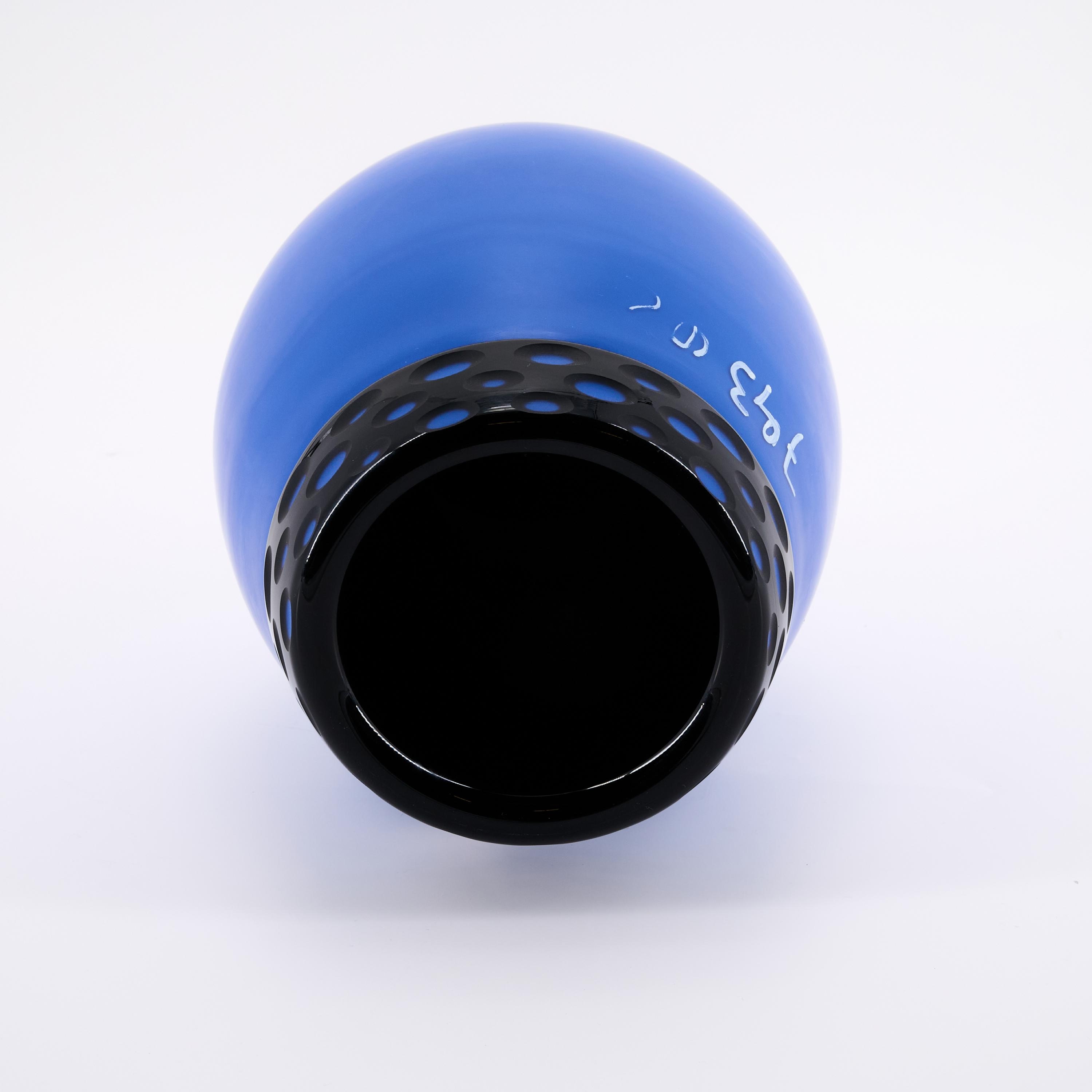 Artwork by Philip Baldwin & Monica Guggisberg, VASE 'NIDO, Made of Acromatic Glass