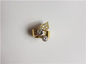 Bague ruban en or jaune 750e à enroulement ornée en serti-clos