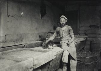 Baker with cat, Lower East Side, NYC 1910 - Lewis Hine