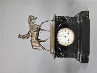 Pendule surmonté d'une sculpture représentant un Jockey à Cheval - Pierre-Jules Mene