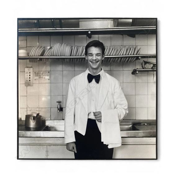 Portrait - waiter in kitchen - Diane Arbus