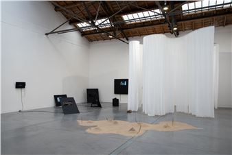 A collective exhibition: Zones de (non)être