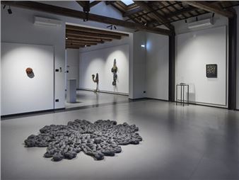 Between assembly and weaving: Alice Padovani and Laura Renna rethink the mosaic at Fondazione Sabe per l’arte in Ravenna