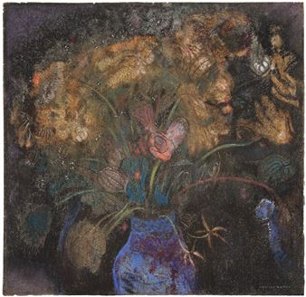 Fleurs orange dans un vase bleu sur fond noir