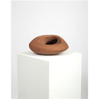 Importante sculpture ovoïde, en terre cuite, présentant une ouverture en forme de cavité