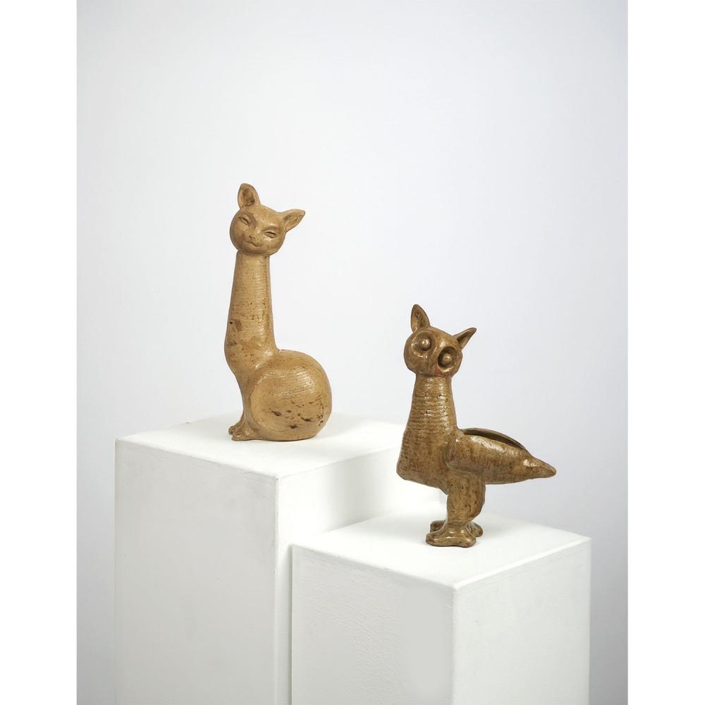 Artwork by Andre Rozay, Sculpture animalière en grès modelé émaillé beige, symbolisant un chat assis au long cou, Made of Grès Modelé Émaillé