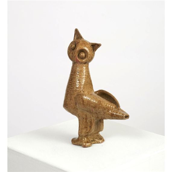Sculpture animalière en grès modelé émaillé beige, symbolisant un oiseau à grands yeux ronds by Andre Rozay