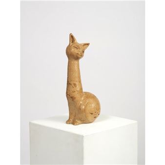Sculpture animalière en grès modelé émaillé beige, symbolisant un chat assis au long cou