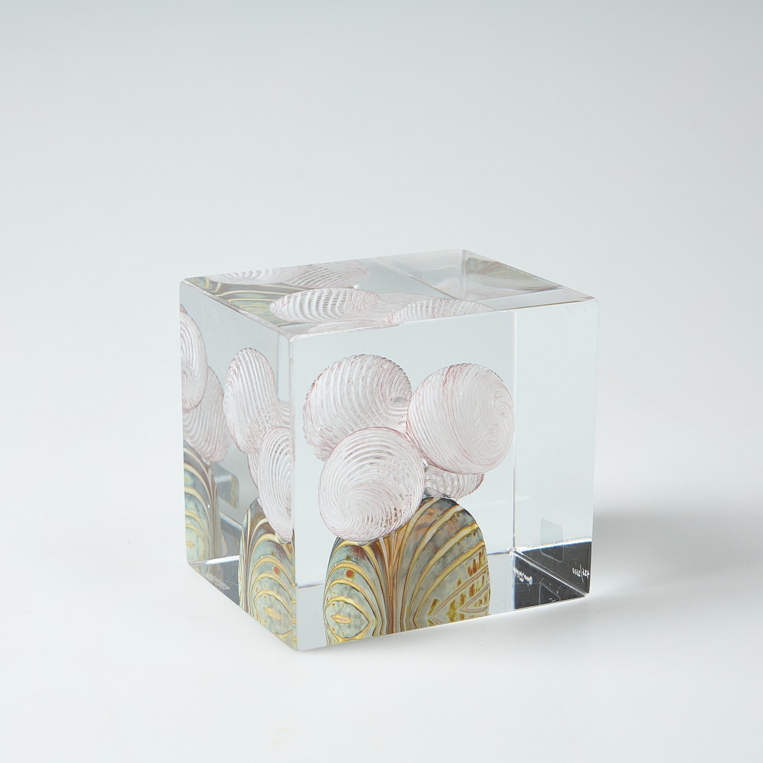 Artwork by Oiva Toikka, ÅRSKUB, Made of Glasformation omsluten av gjutet, klart glas