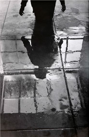 Lavada em lágrimas #13 by Helena Almeida, 2009