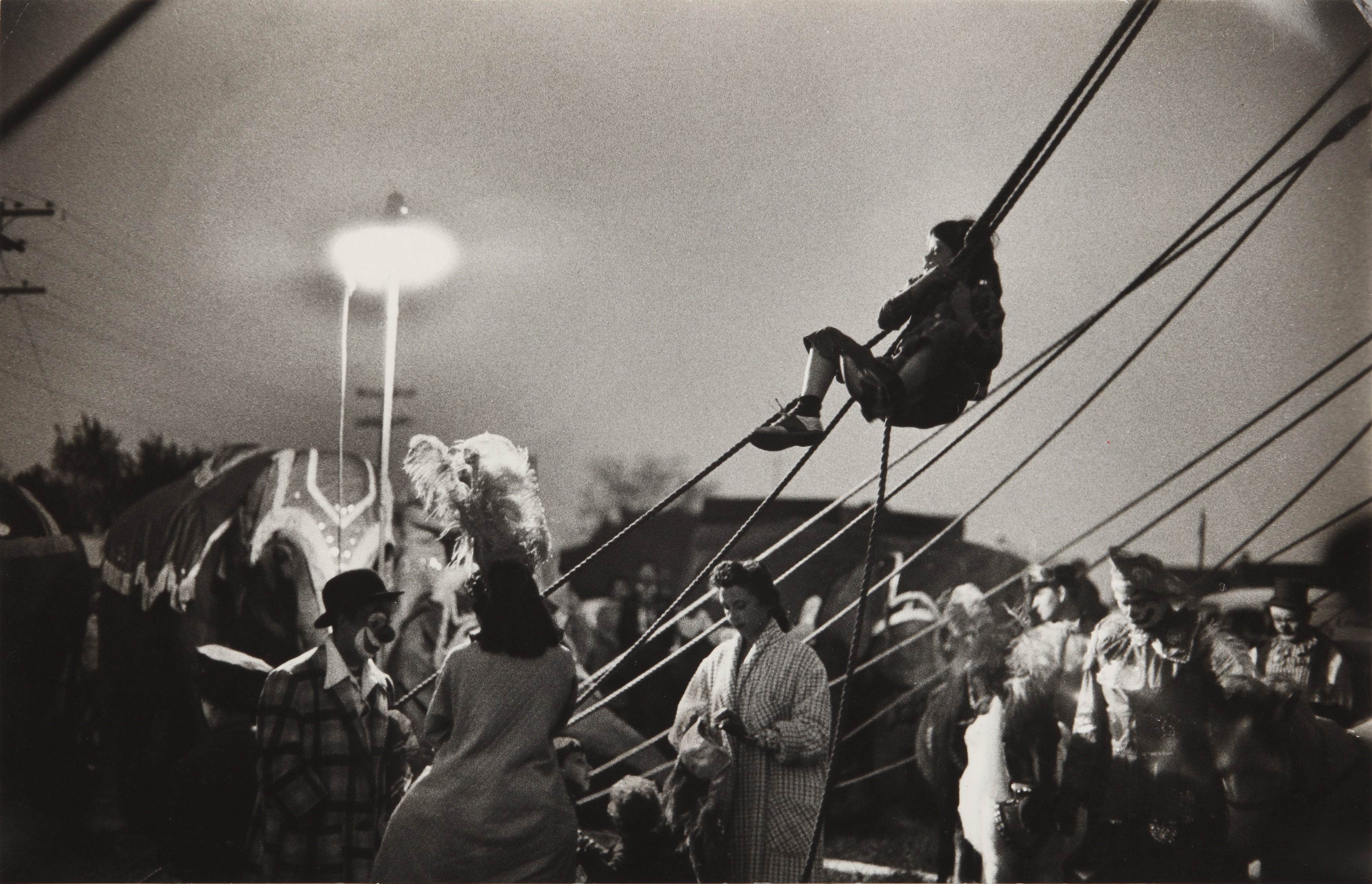 bruce-davidson-circus-performers-behind-the-scenes-1958-mutualart