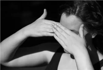 Stacy Arezou Mehrfar: The Moon Belongs to Everyone - Musée de Bretagne