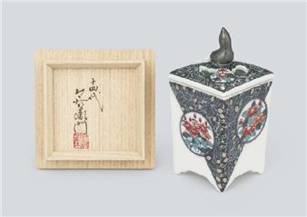 Incense burner with design of grass and flower in overglaze enamel