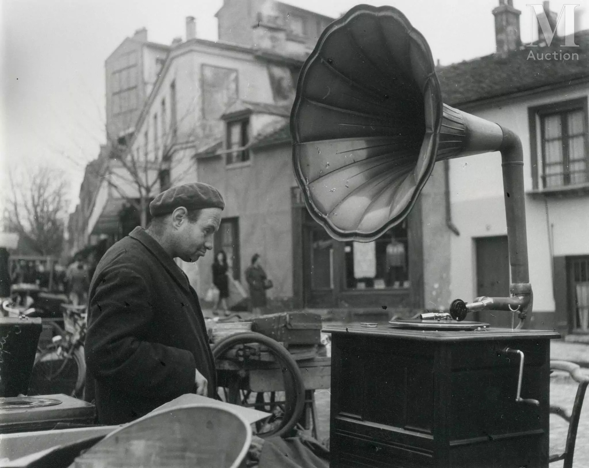 Artwork by Robert Doisneau, Marché aux puces du Kremlin-Bicêtre, Made of Tirage Argentique Postérieur Sur Papier Baryté