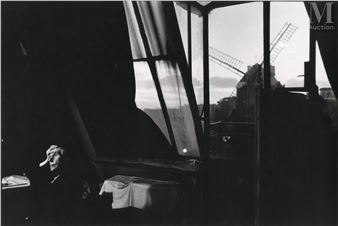 Mme Fauché, veuve du peintre Léon Fauché dans son atelier, Montmartre - Bruce Davidson