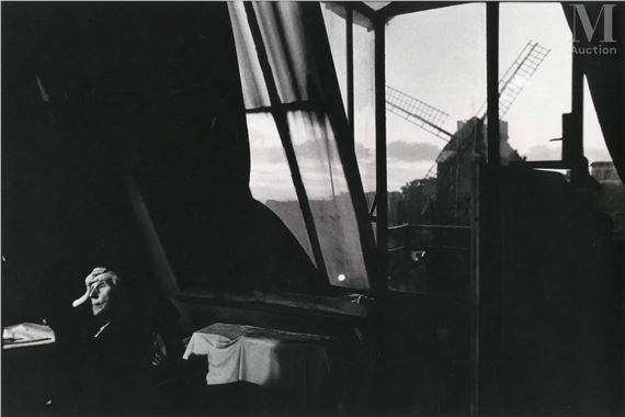 Mme Fauché, veuve du peintre Léon Fauché dans son atelier, Montmartre - Bruce Davidson