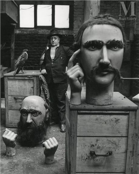 Les géants du Nord et Monsieur Monnard [avec Lyderic et Phinaert by Robert Doisneau, 1951