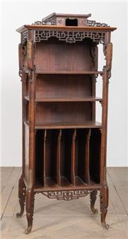 Meuble à musique japonisant en bois sculpté et ajouré à étagères et compartiments