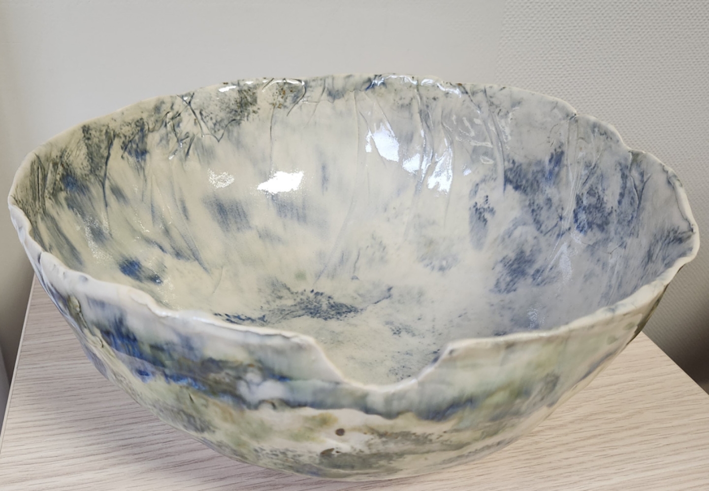 Séverine Liger | Large COUPE en terre cuite émaillé polychrome | MutualArt