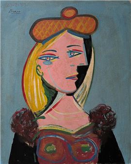 Femme au béret et à la robe quadrillée