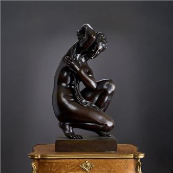 A VERY LARGE 19TH CENTURY BRONZE MODEL OF THE CROUCHING VENUS - Antoine Coysevox