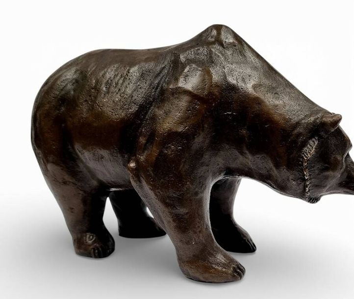 Milo Martin | Ours Grizzly Epreuve en bronze à patine nuancée | MutualArt