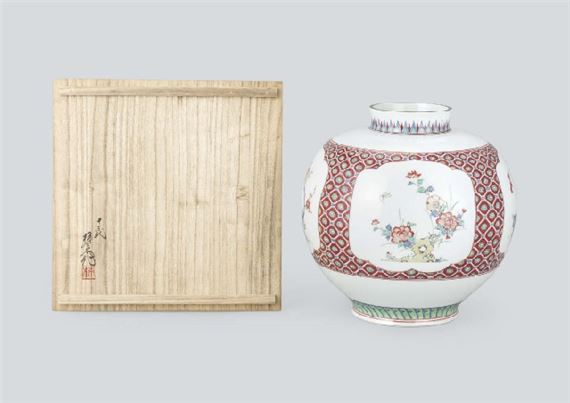 Kakiemon Sakaida (13th) | Vase with small pattern in overglaze enamels ...