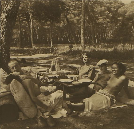 Nusch et Adrienne Fidelin en costume martiniquais, entourées de Man Ray
