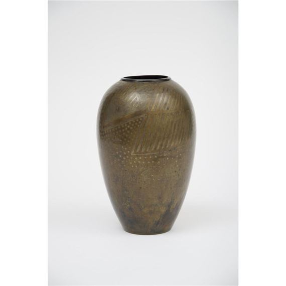 Vase ovoïde en dinanderie de cuivre martelé patiné, à décor géométrique, le col laqué noir - Jean Dunand