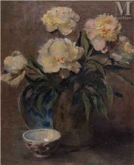 Pivoines à côté d’un objet ancien