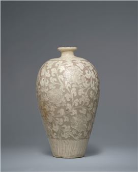 AN EXCEPTIONALLY RARE AND LARGE CIZHOU WHITE-GLAZED SGRAFFIATO 'PEONY' VASE, MEIPING