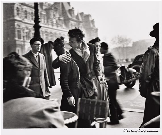Le Baiser de l'Hôtel de Ville, Paris [The Kiss at the Hotel de Ville, Paris - Robert Doisneau