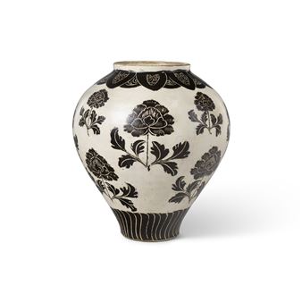 CIZHOU SGRAFFITO 'PEONY' JAR - Chinese School, 12th Century