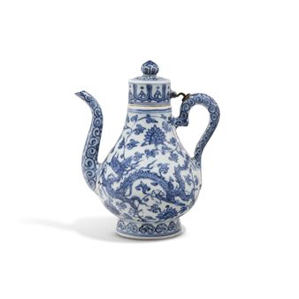 A VERY RARE BLUE AND WHITE ‘DRAGON’ WINE EWER AND COVER