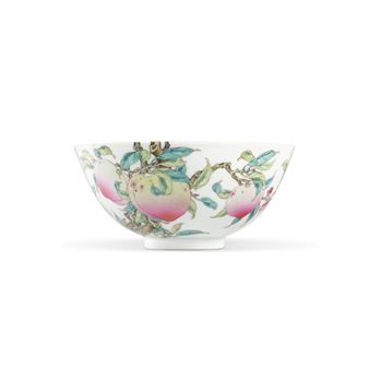 A MAGNIFICENT FINE FAMILLE ROSE ‘PEACH’ BOWL - Chinese School, 18th Century