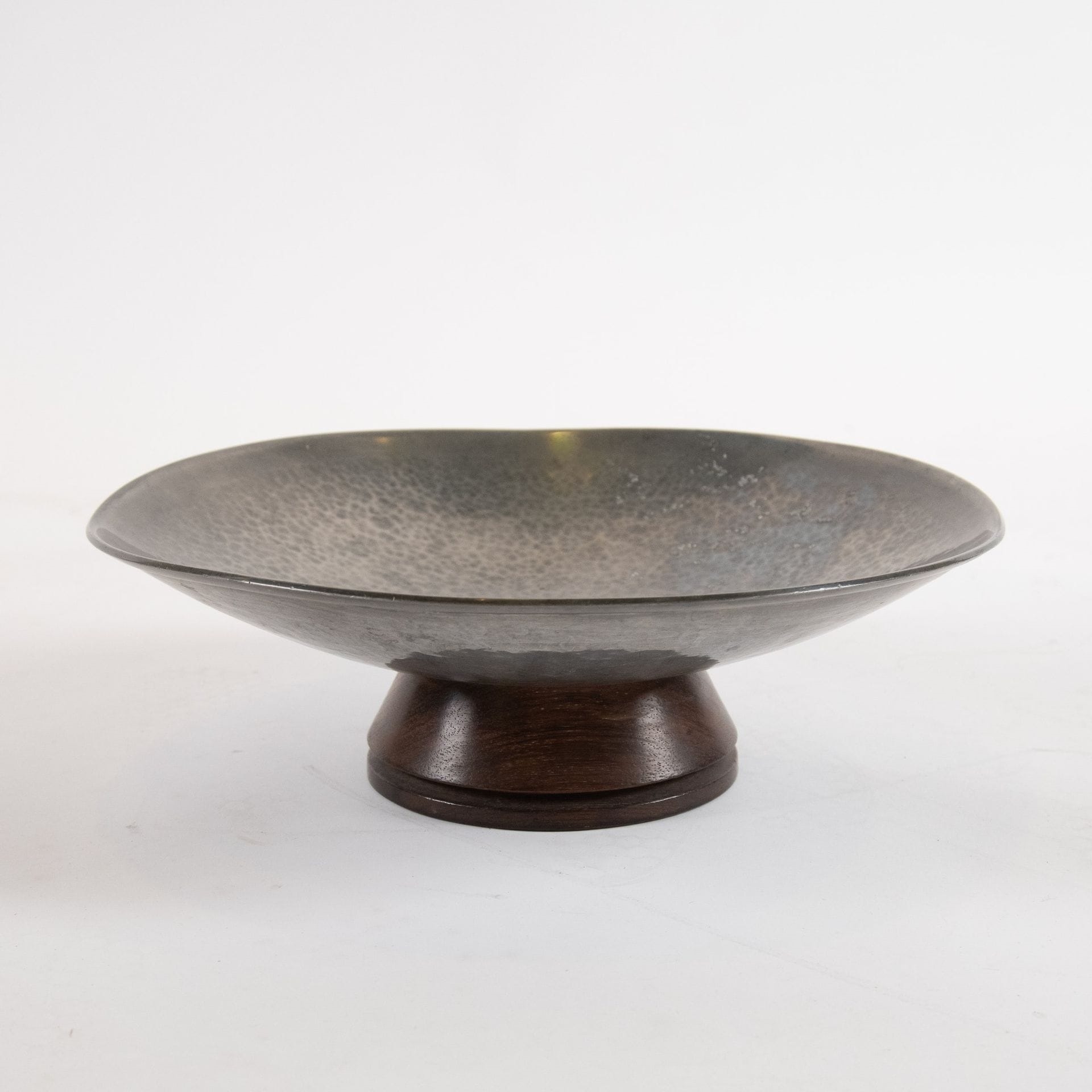 René Delavan | Coupe ronde en étain martelé sur socle en bois | MutualArt
