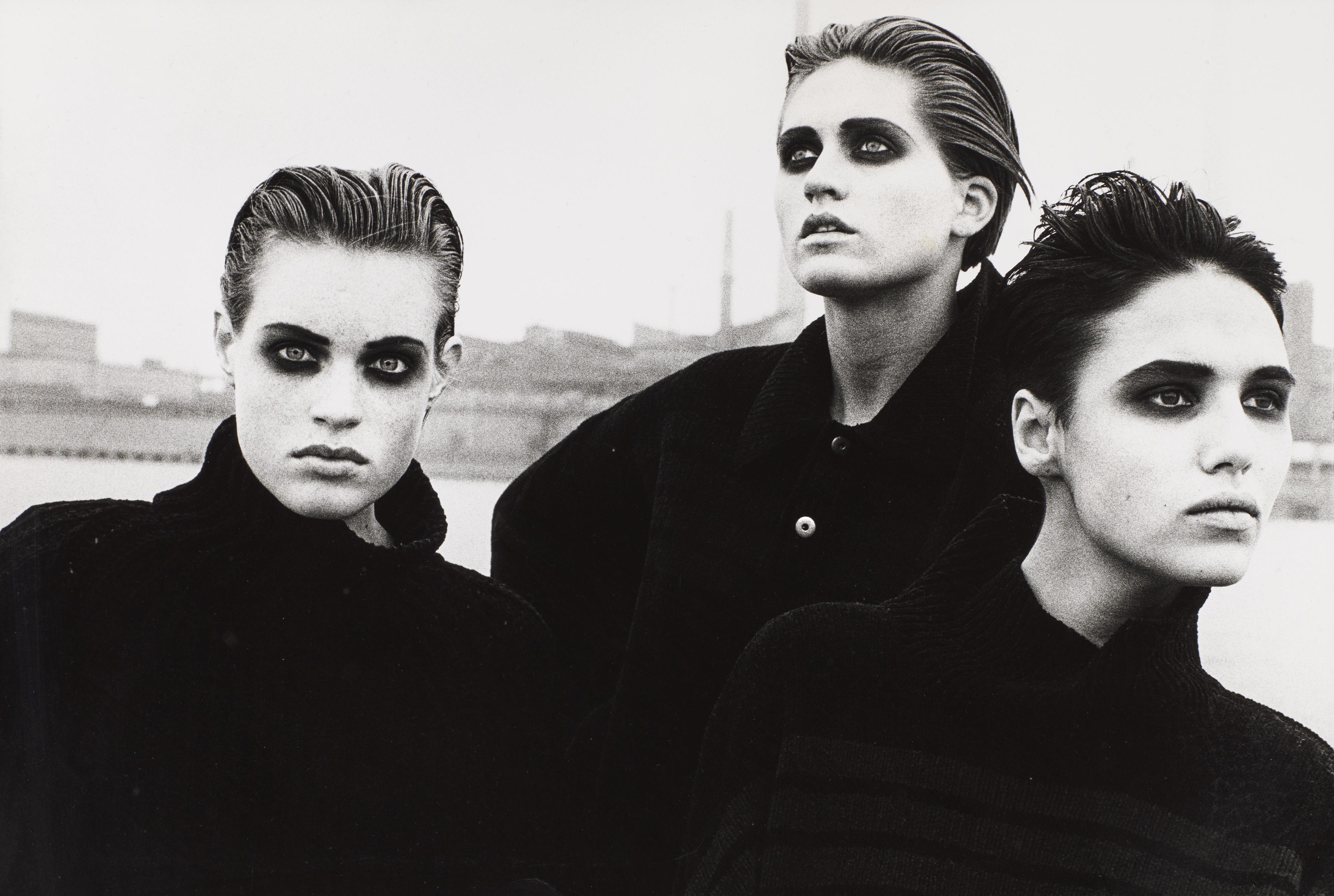 Peter Lindbergh サイン入り写真集 Amazon.com: Peter Lindbergh. Shadows on the Wall (Multilingual