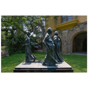 Tres mujeres caminando
