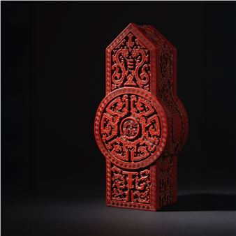 MAGNIFIQUE ET IMPORTANTE BOÎTE IMPÉRIALE EN LAQUE ROUGE SCULPTÉE
