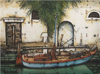 vor einer historischen venezianischen Häuserfassade in einem Kanal liegendes Fischerboot mit dem Namen "Belcastello" Picture
