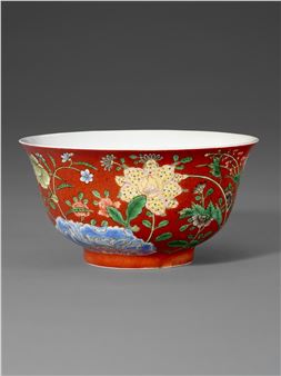 A RARE CORAL-GROUND FALANGCAI 'FLORAL' BOWL