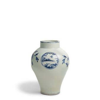 A LARGE AND FINE PORCELAIN JAR