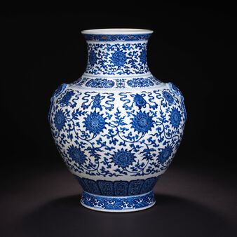 A VERY RARE LARGE IMPERIAL MING-STYLE BLUE AND WHITE 'BAJIXIANG' VASE, HU