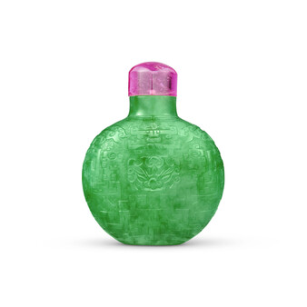 A SUPERB AND EXCEPTIONALLY RARE CARVED EMERALD-GREEN JADEITE 'TAOTIE' SNUFF BOTTLE