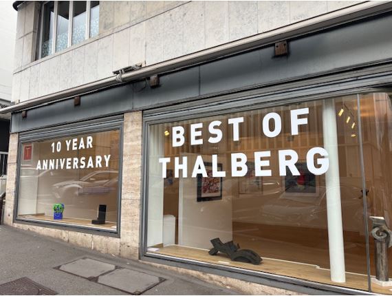 Display window: Best of Thalberg, September 05 - October 26, 2024. 10th anniversary of our gallery. Unique pieces by Calder, Dubuffet, Tinguely, Ben Vautier, Christo, Max Bill, Julije Knifer, Damien Hirst, a.o. Photo Credits: Galerie Thalberg