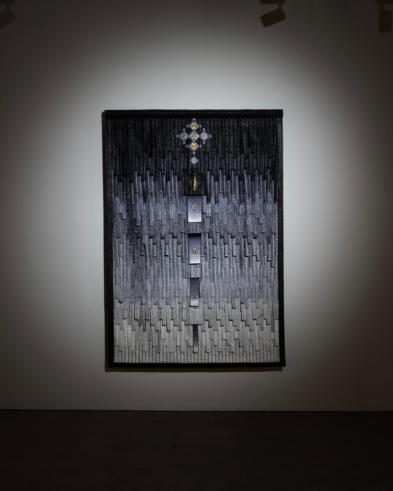 Artwork by Abdoulaye Konaté, Motifs d'Arabie sur fond de gris, Made of Dyed, stitched, and layered cotton and embroidery 