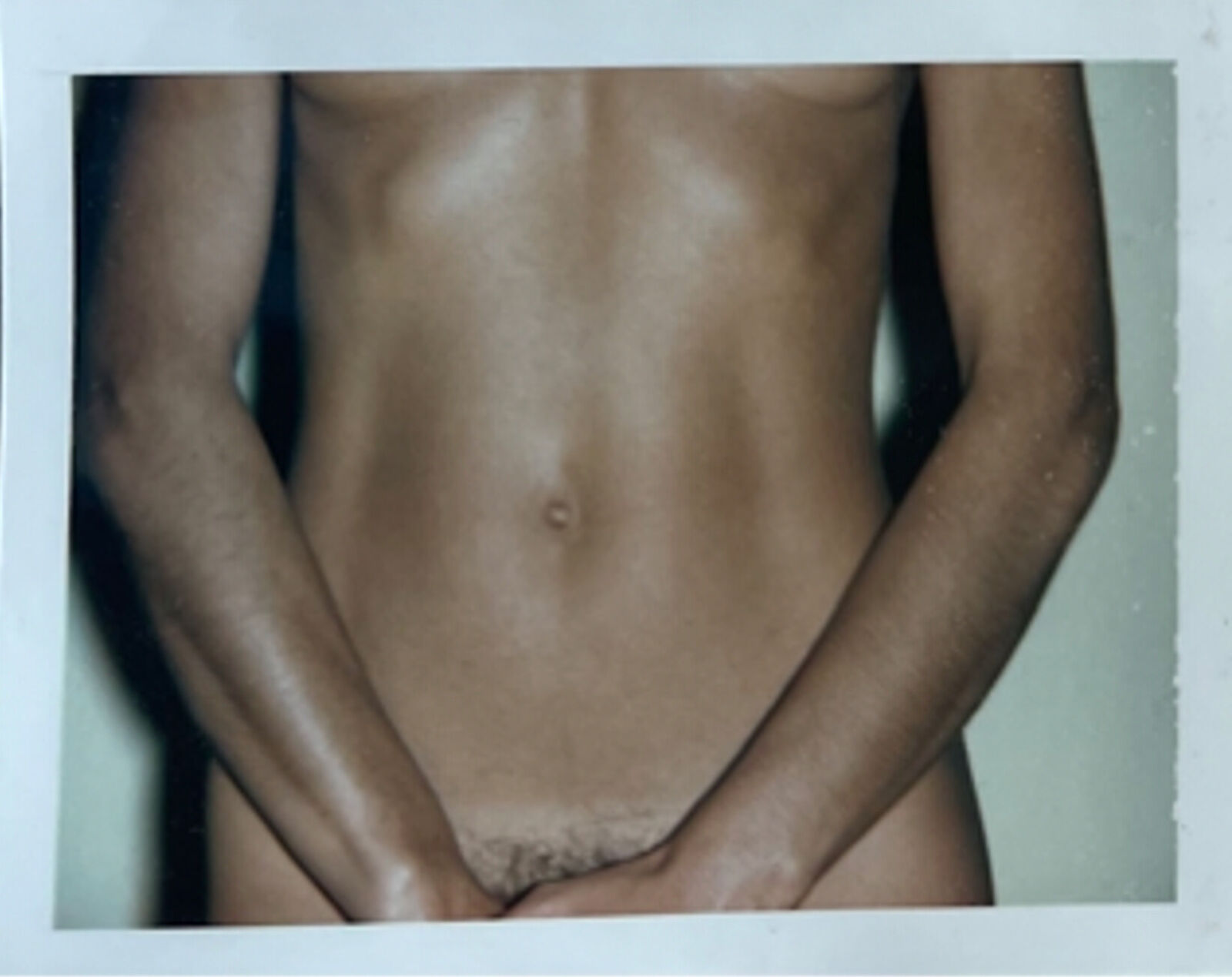 A picture of a man's stomach with no shirt on. 