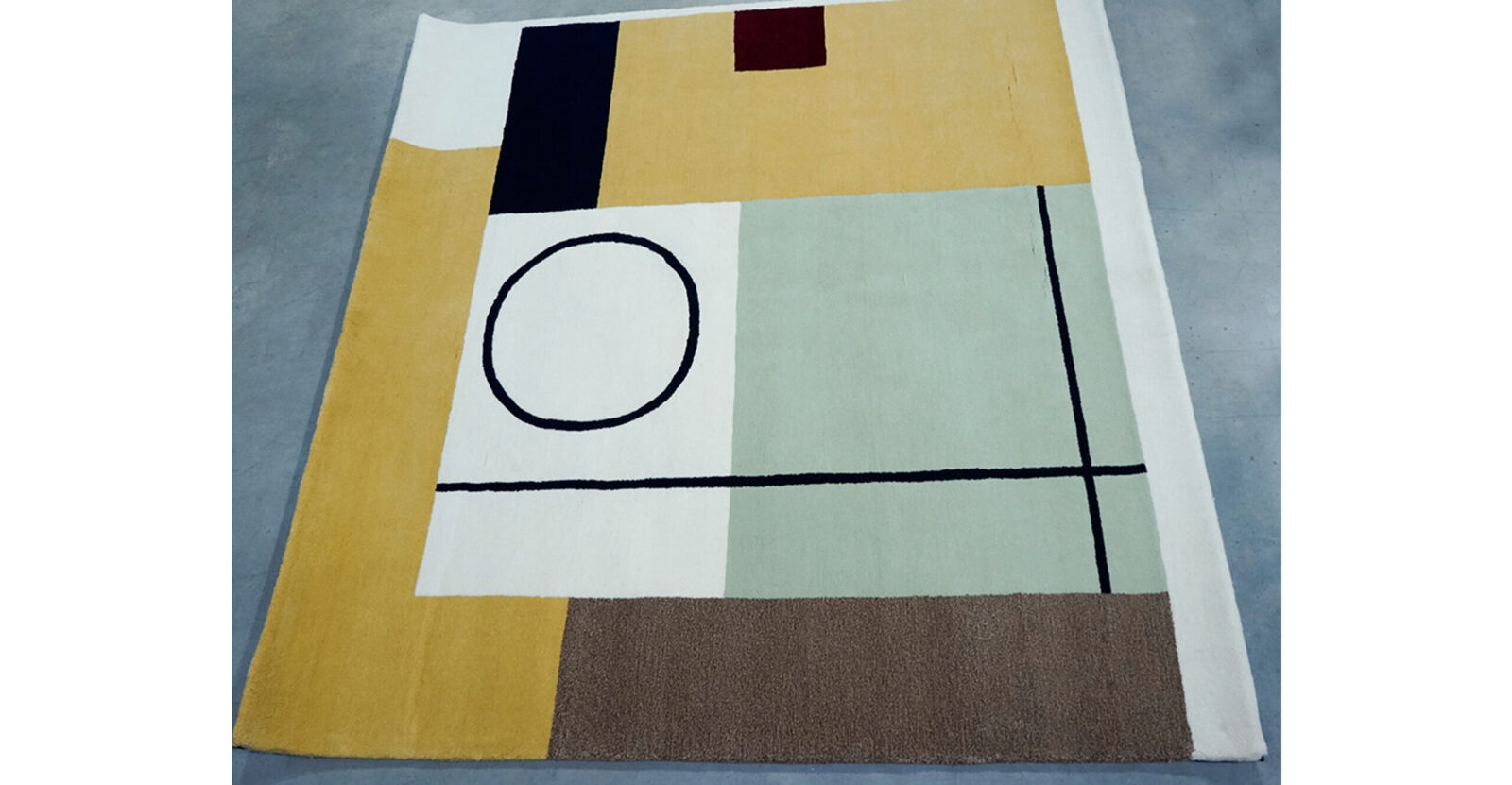 A rug with a geometric design on it. 